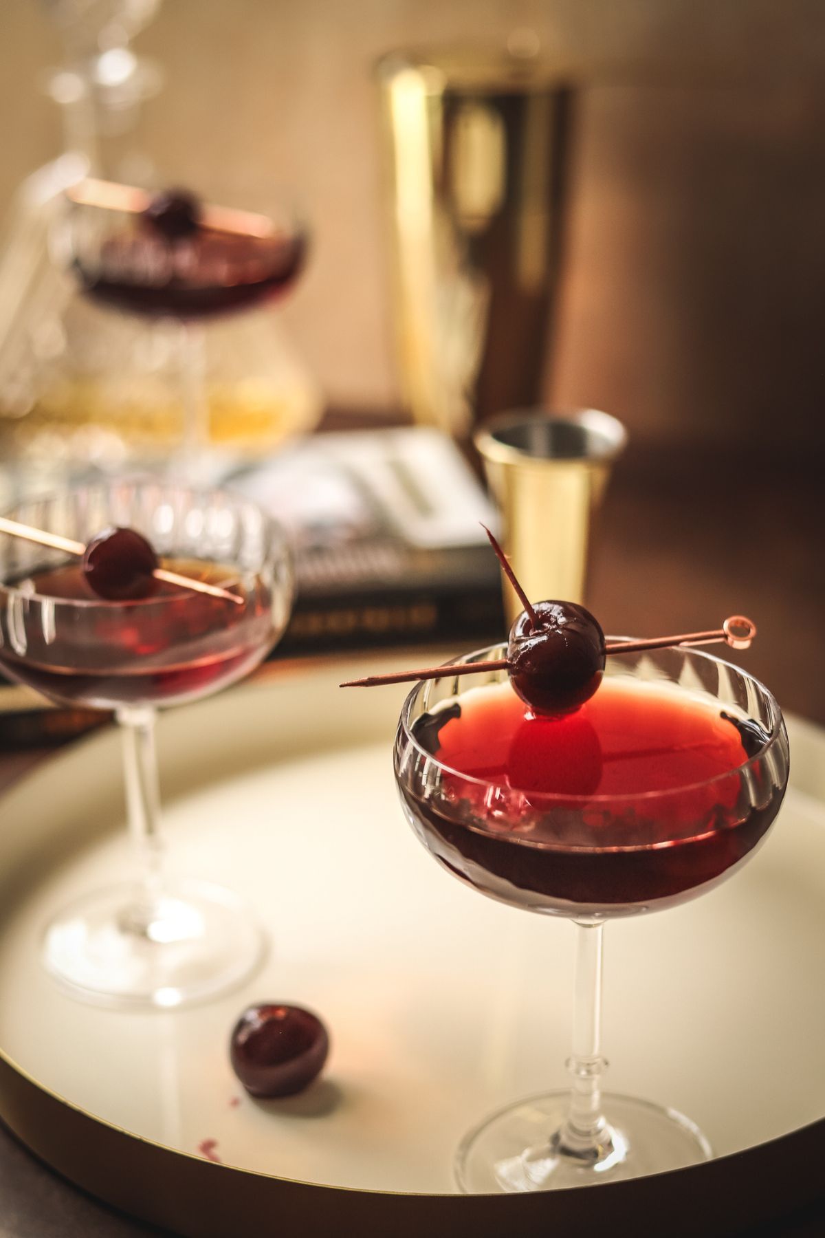 https://thegourmetbonvivant.com/wp-content/uploads/2021/12/best-manhattan-cocktail-1.jpg