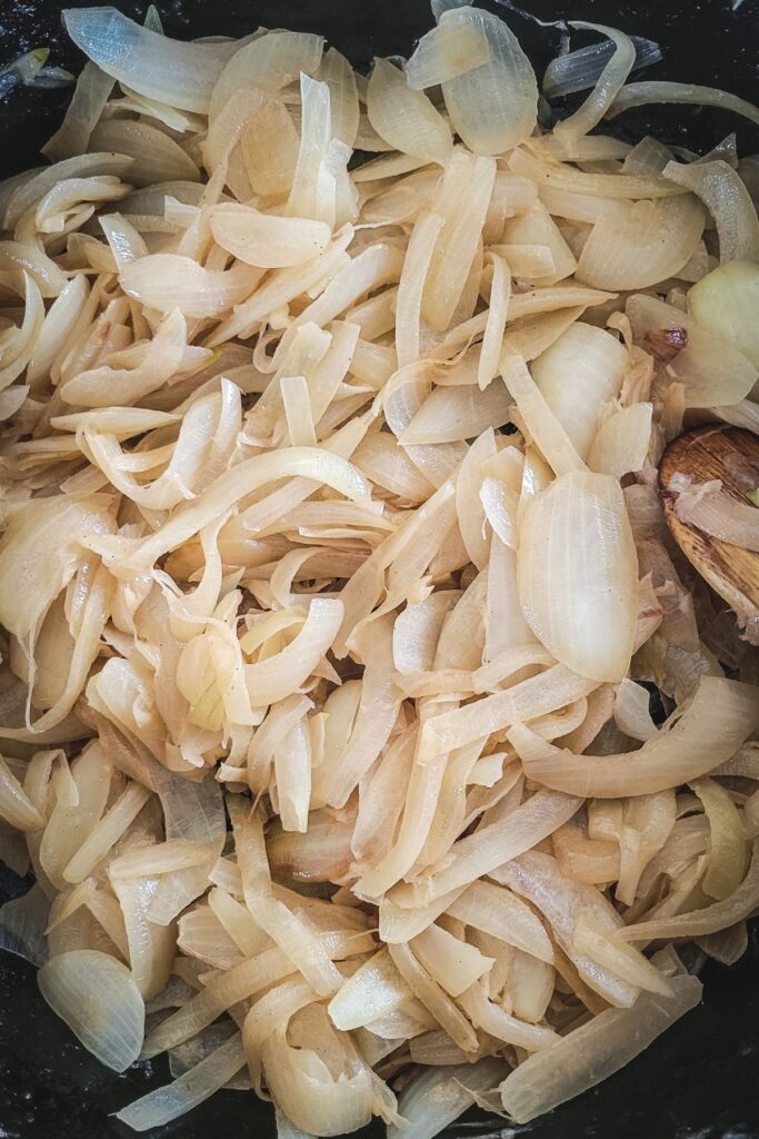 A photo of cast iron caramelized onions after 25 minutes of cooking (blond))