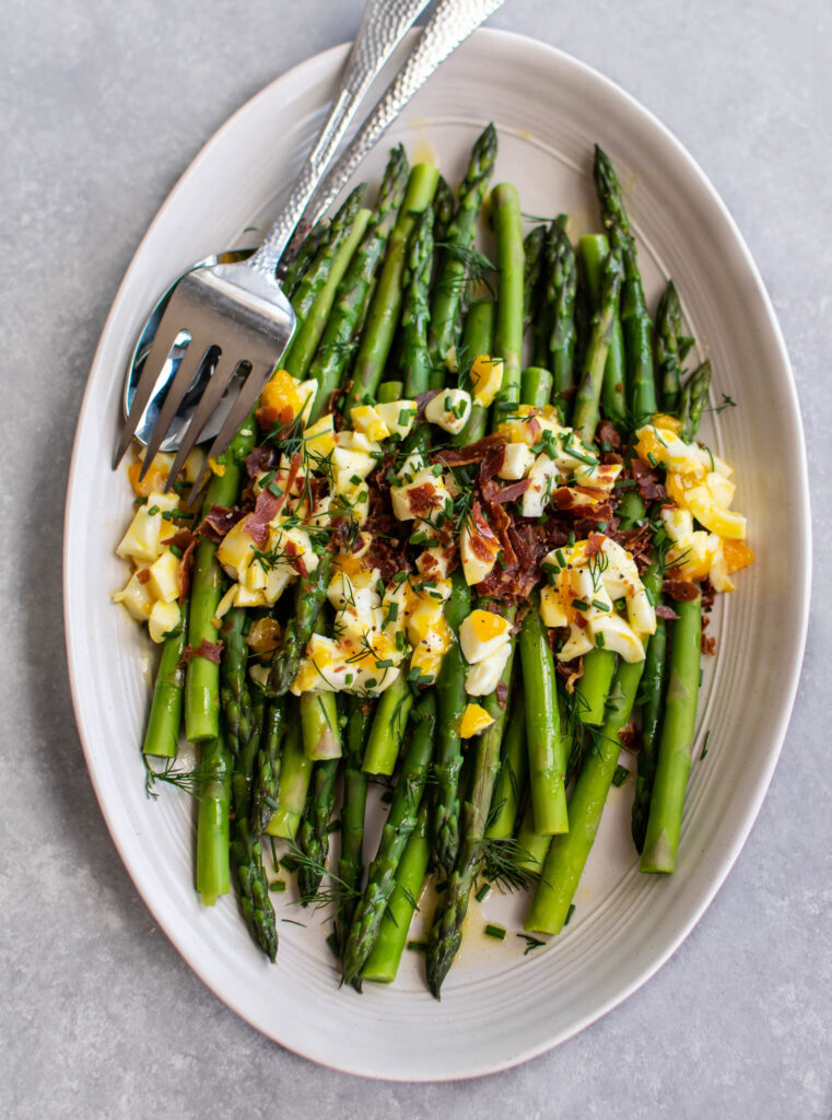 Asparagus with eggs and bacon