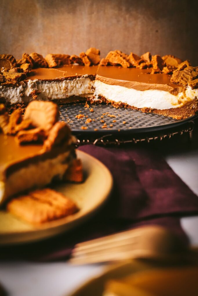 The full speculoos cheesecake with several slices out of it. 